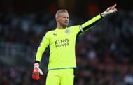 LONDON, ENGLAND - APRIL 26:  Kasper Schmeichel of Leicester City instructs his side during the Premier League match between Arsenal and Leicester City at the Emirates Stadium on April 26, 2017 in London, England.  (Photo by Julian Finney/Getty Images)